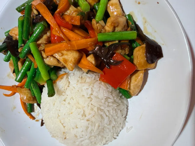 Poulet sauté aux tiges d’ail