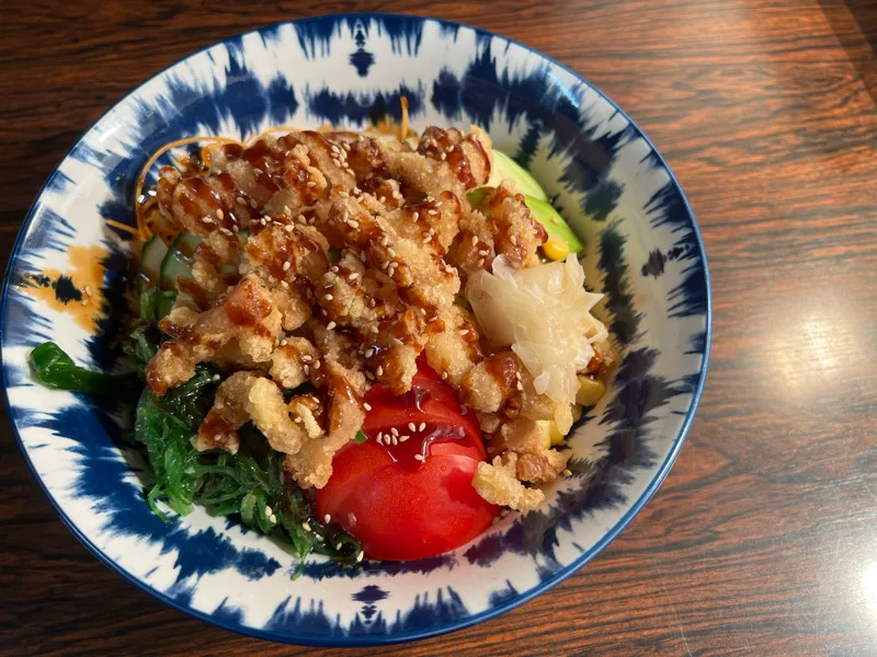 903 Poulet croustillant,avocat,salade d’algue,tomate,carotte,concombre,sésame,ananas,mais,sauce teriyaki,riz
