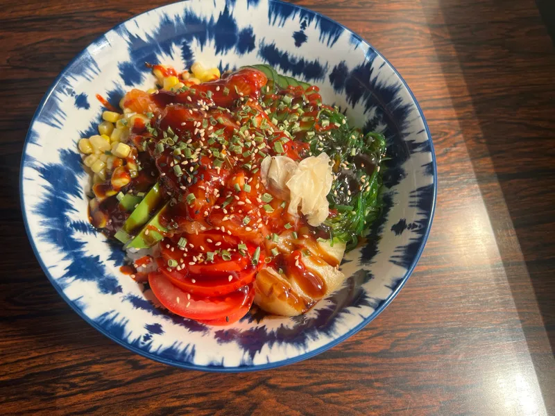 907 Saumon épicé,avocat,salade d’algue,tomate,carotte,concombre,sésame,ananas,mais,sauce teriyaki,riz