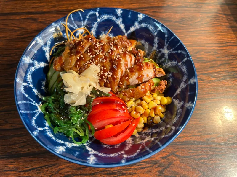902 Canard laqué,avocat,salade d’algue, tomate,carotte,concombre,sésame,ananas,mais,sauce teriyaki,riz