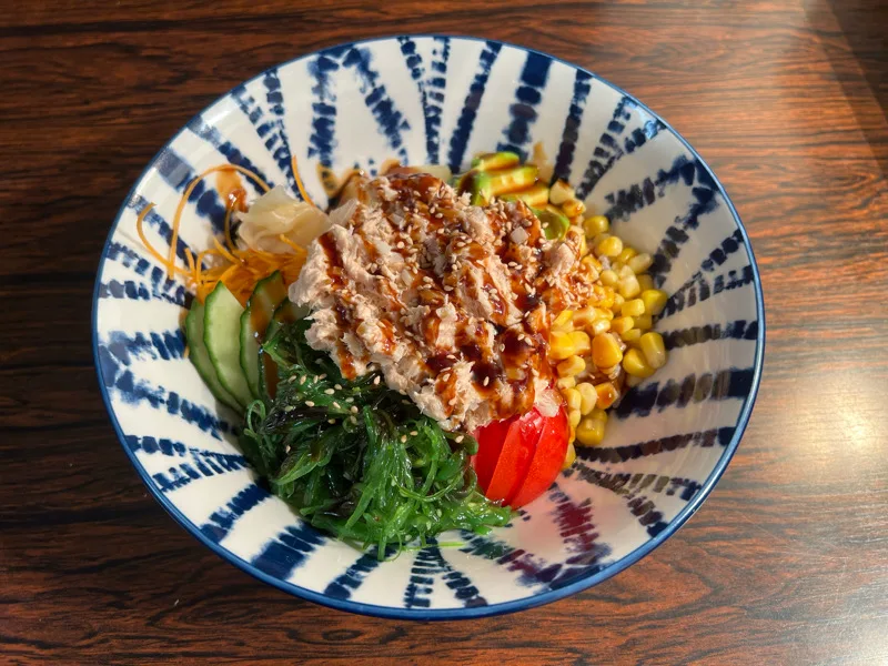 906 Saumon cuit, mayonnaise,avocat,salade d’algue,tomate,carotte,concombre,ananas,mais ,riz,sauce teriyaki