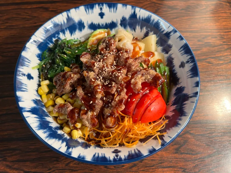 904 Bœuf croustillant,avocat,salade d’algue ,tomate,carotte,concombre,sésame,ananas,mais,sauce teriyaki,riz