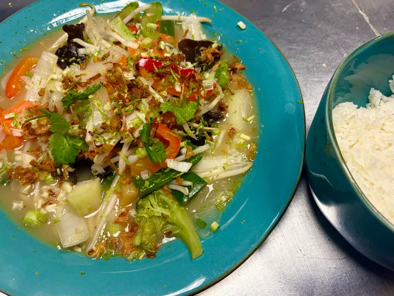 Légumes sautés au lait de coco accompagnés de riz nature