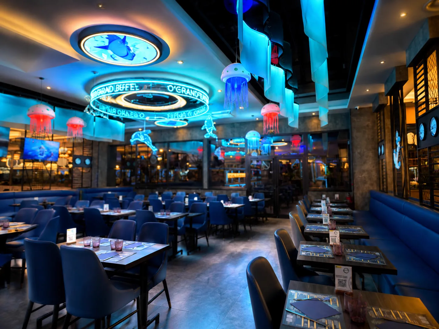 Salle lumineuse du restaurant O'Gourmand