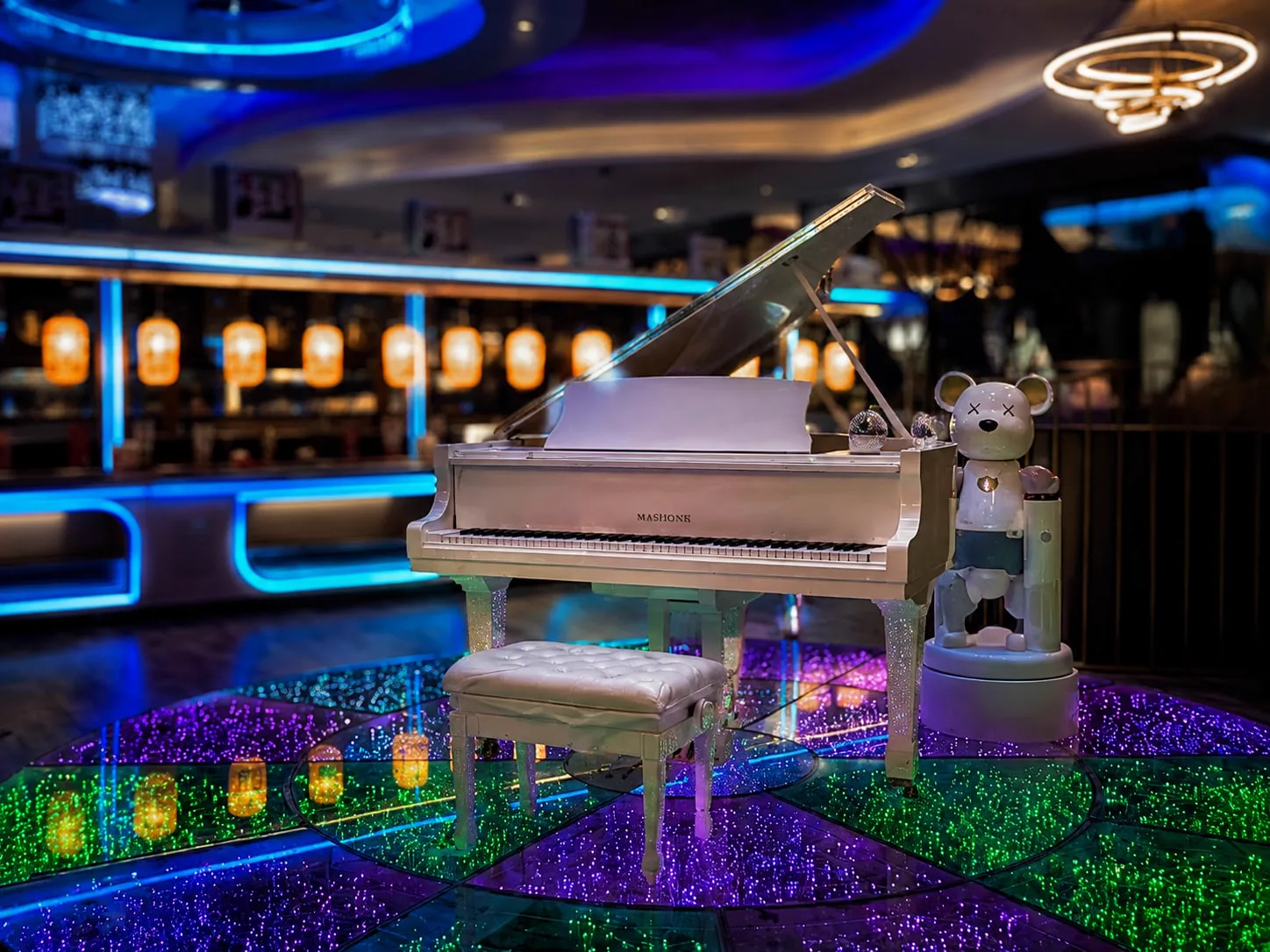 Espace piano et photo du restaurant O'Gourmand