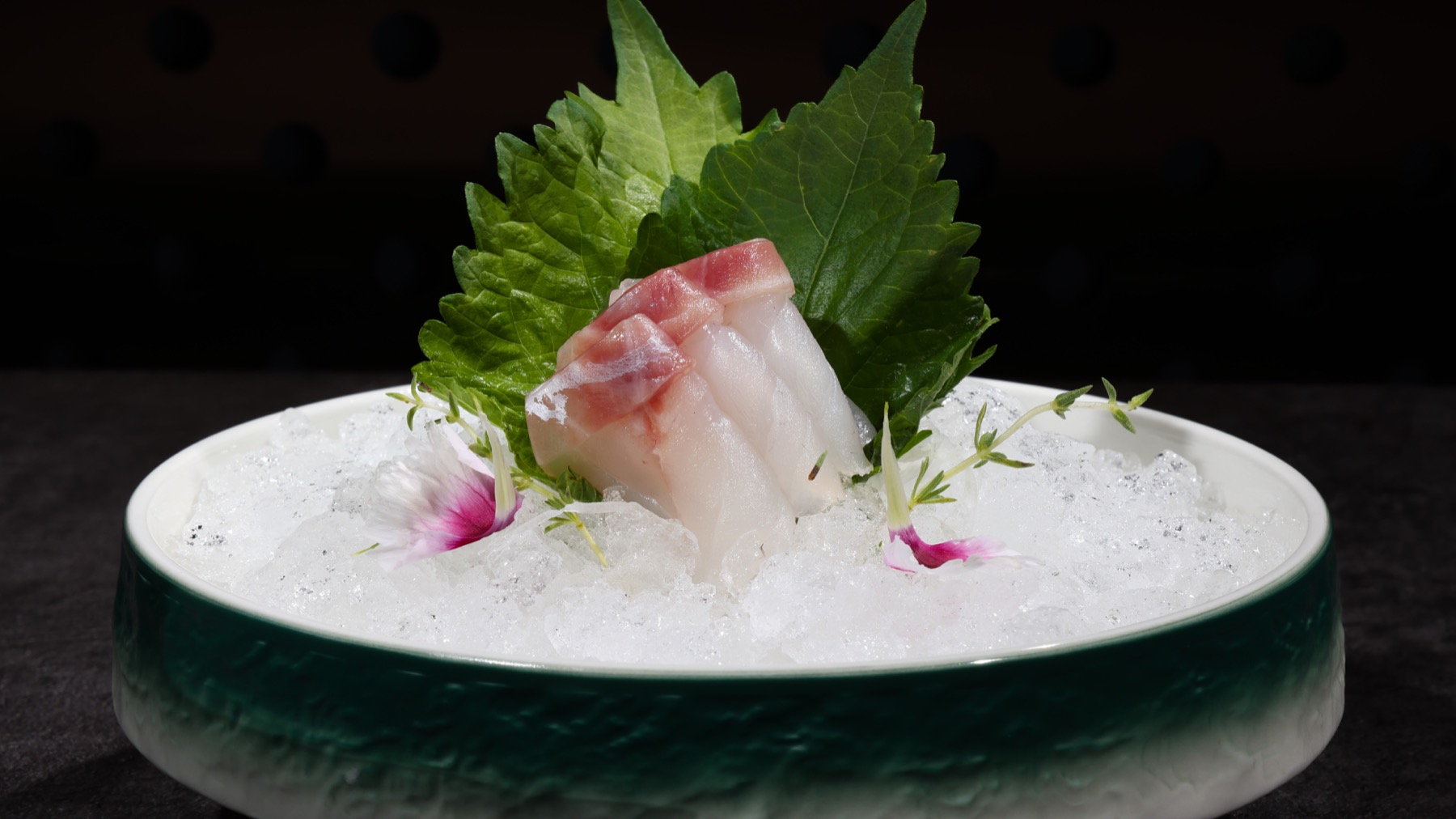 Sashimi de poisson blanc sur glace
