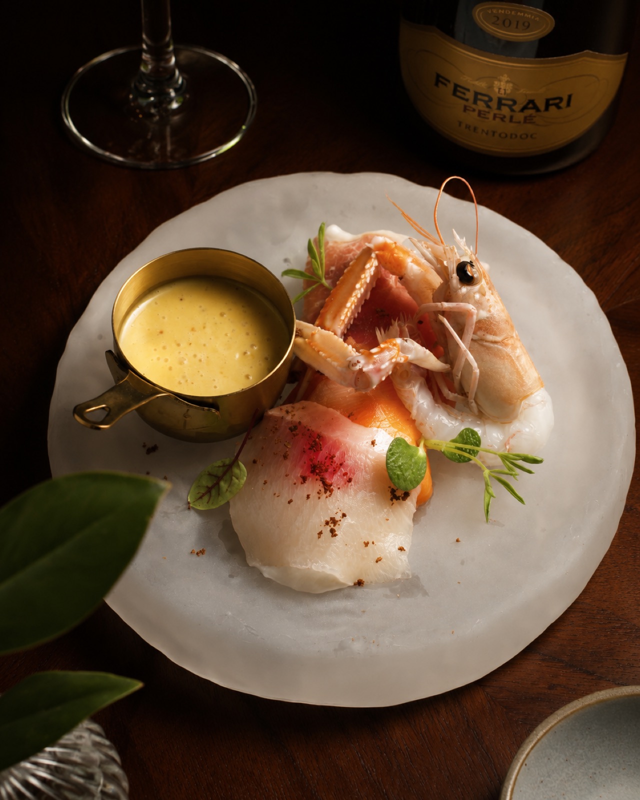 Crudo de fruits de mer sur assiette blanche