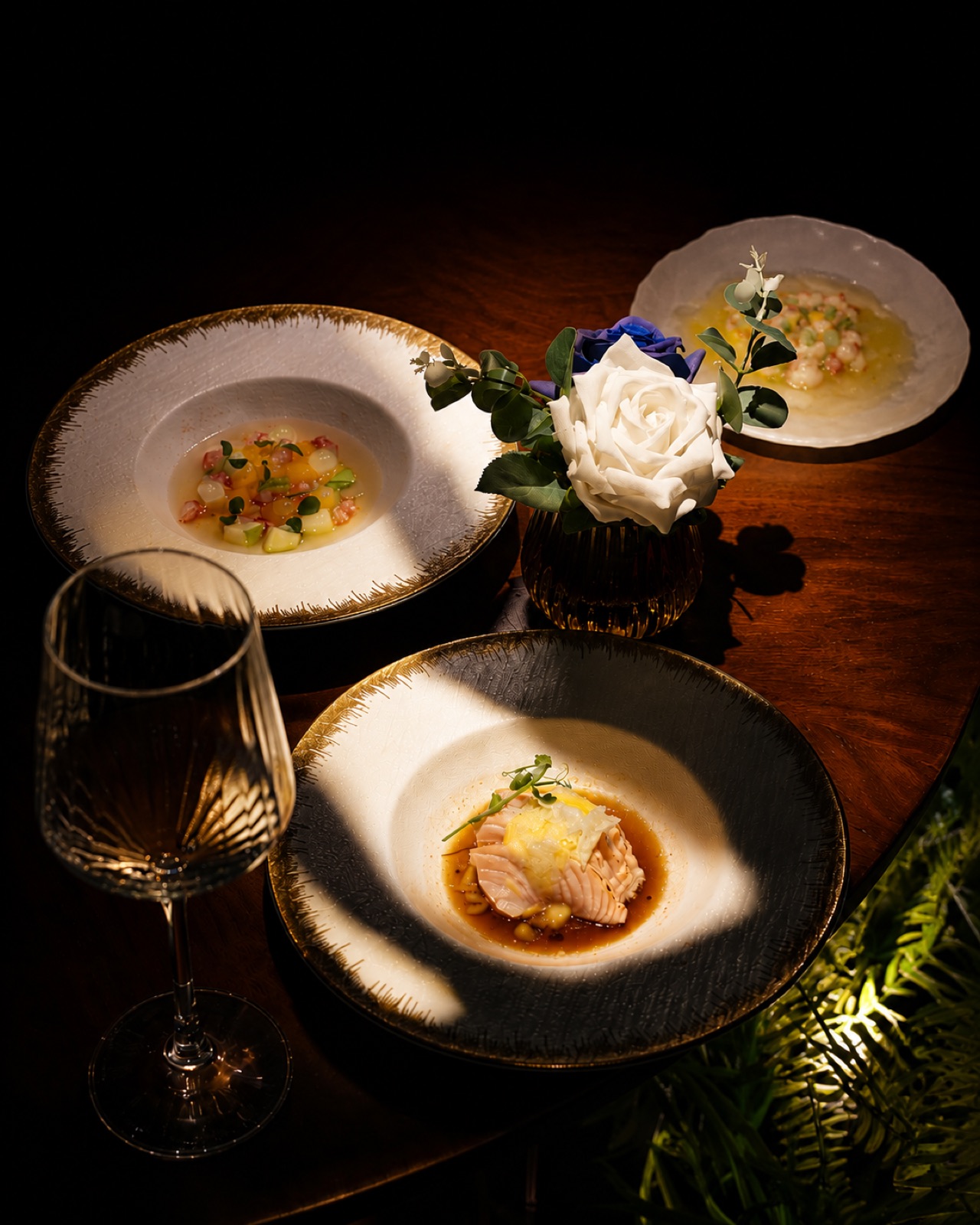 Assiettes poisson et rose blanche