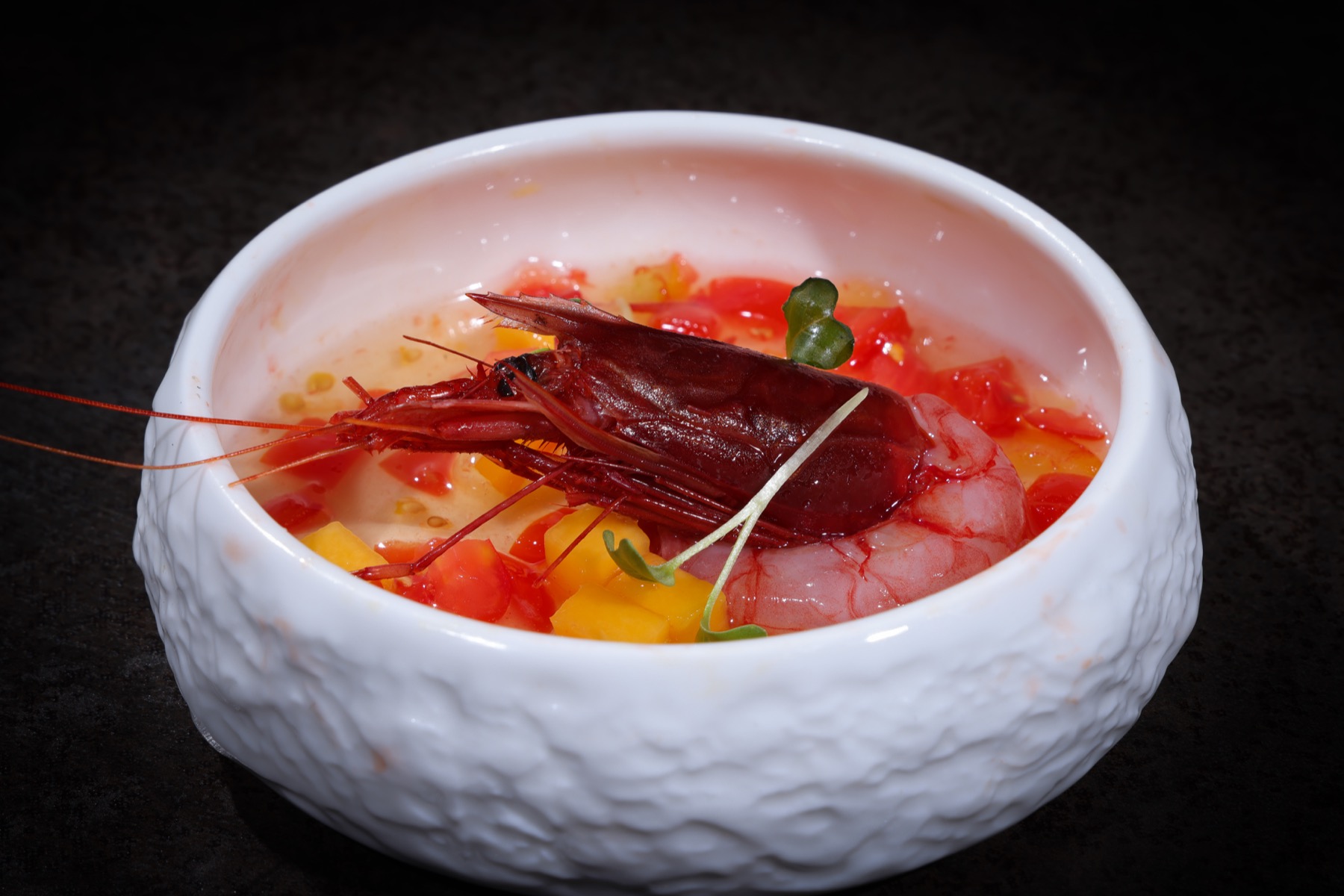 Crevette rouge et fruits en sauce