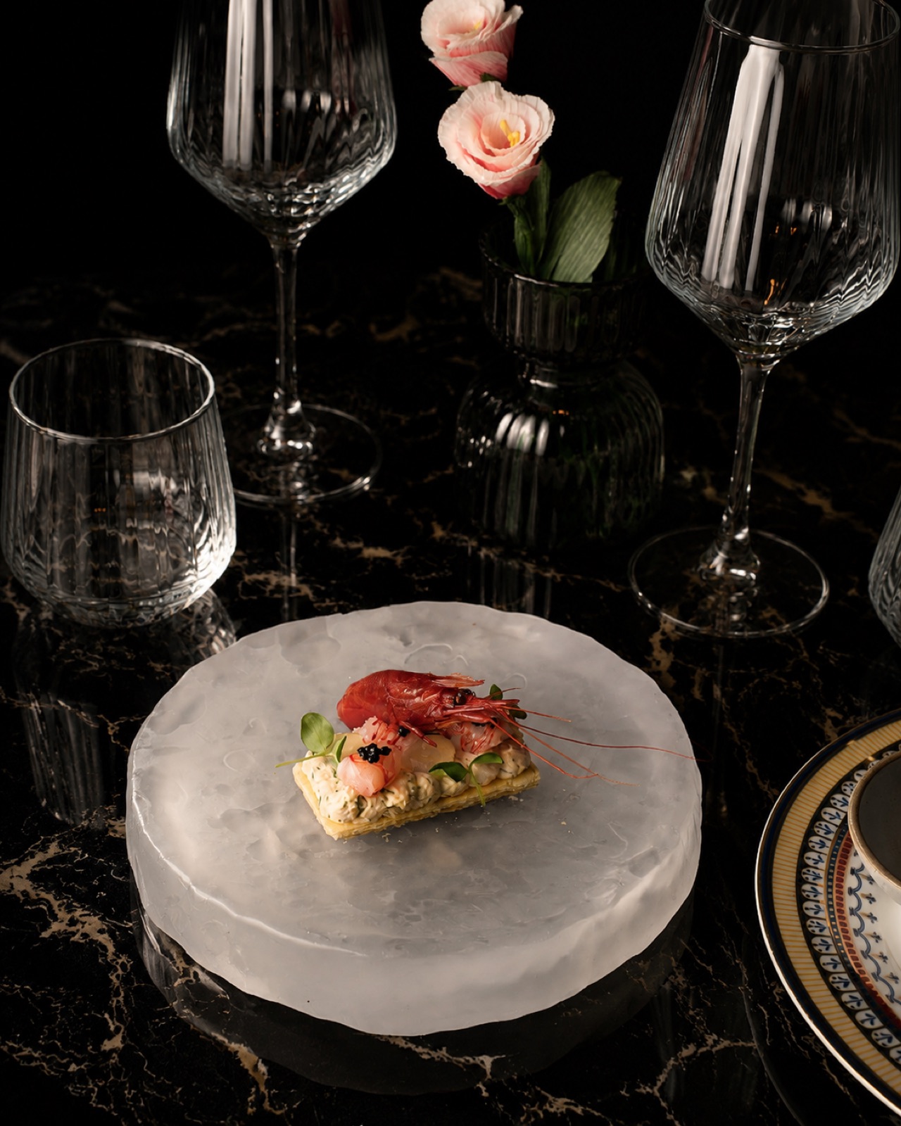 Verres et creations sur marbre noir