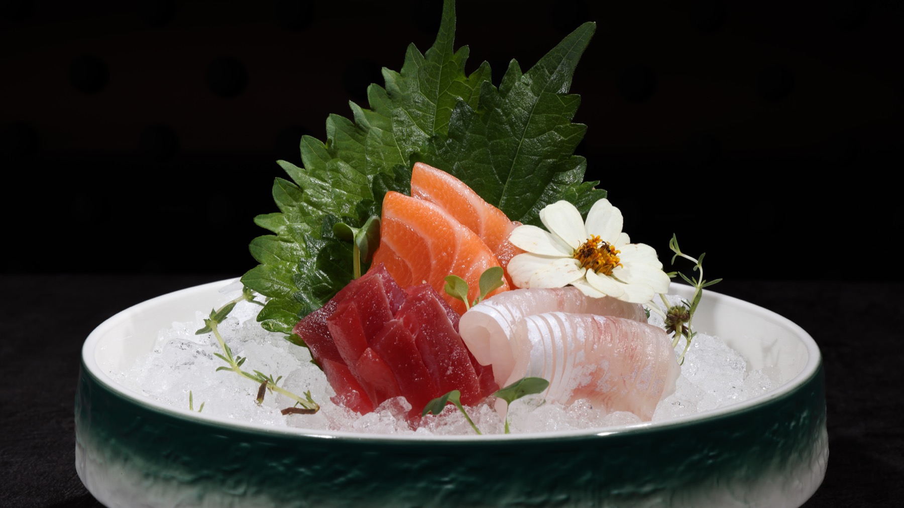 Assortiment de sashimi sur glace