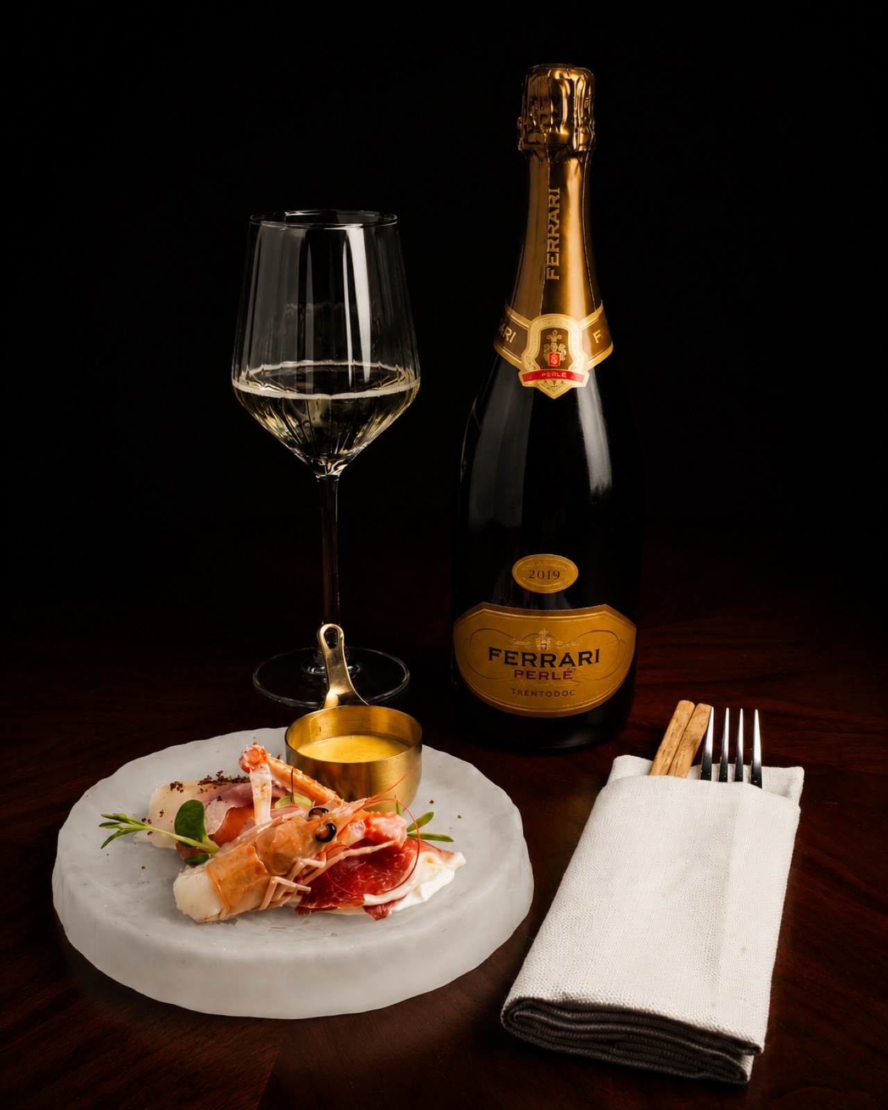 Langoustine et champagne sur table en bois