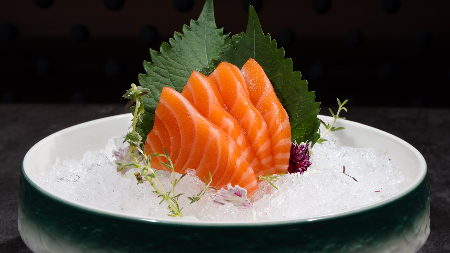 Sashimi de saumon sur glace