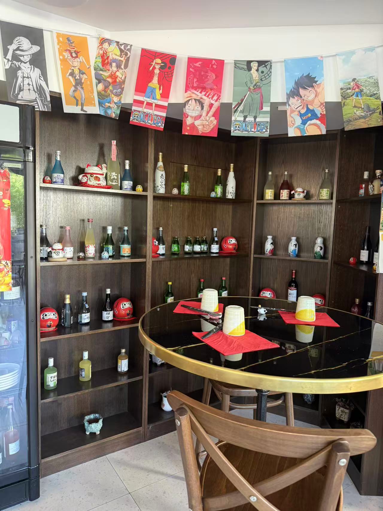 Salle Mikoro avec decor japonais, bois et affiches manga