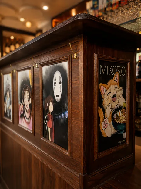 Angle du comptoir Mikoro, toiles encadr&eacute;es et toile du chat Mikoro