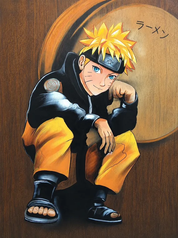 Toile peinte sur bois&nbsp;: personnage en tenue orange accroupi devant un disque dor&eacute; portant le mot ramen en japonais