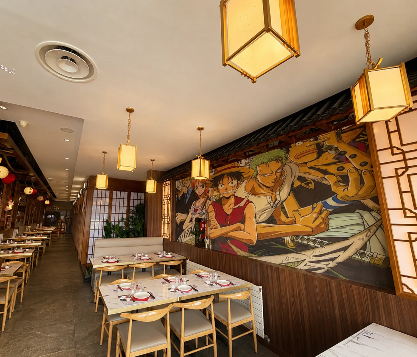 Salle du restaurant avec fresque manga