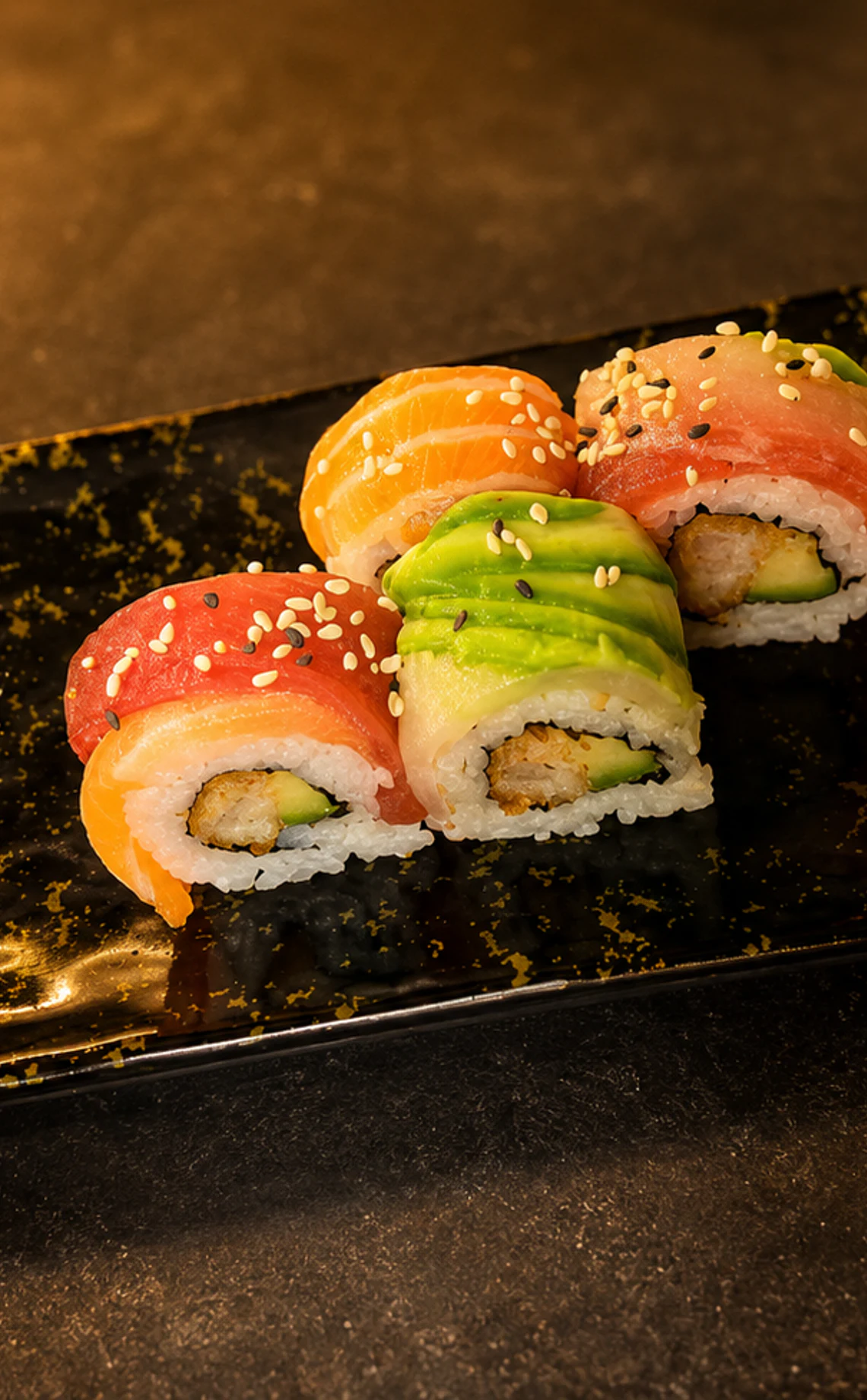 Assortiment de rainbow rolls au saumon, thon et avocat