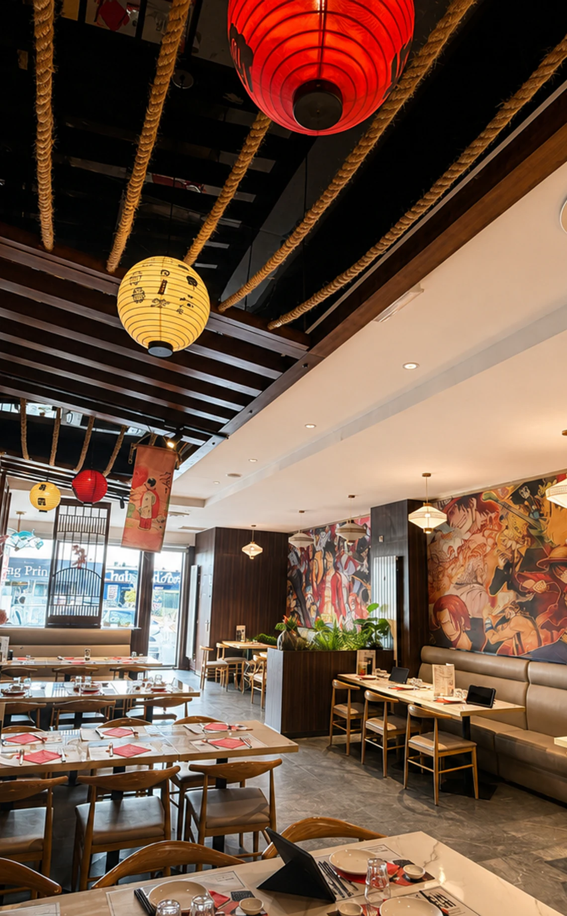 Salle du restaurant Mochi Mochi décorée de lanternes japonaises