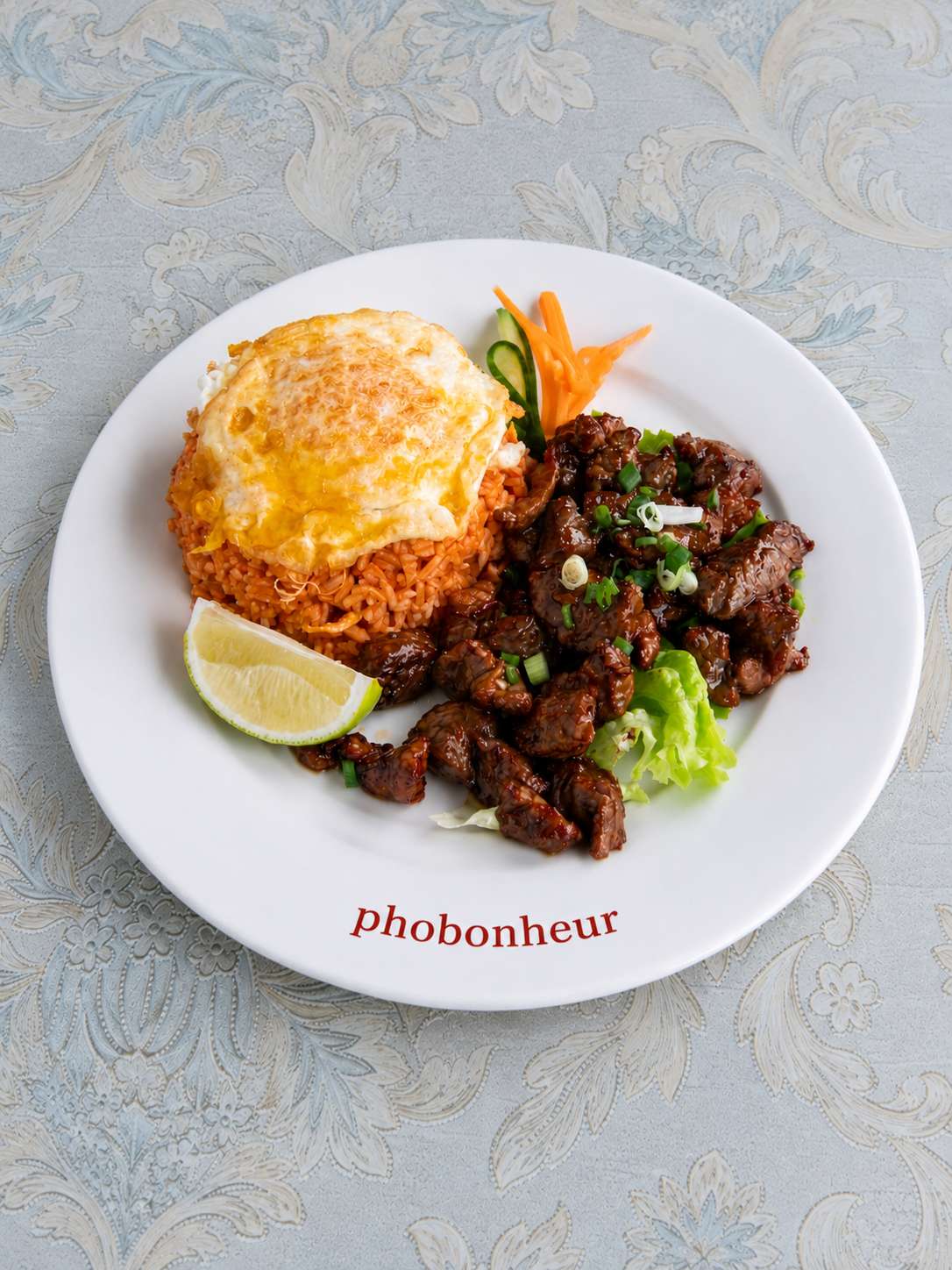 Riz sauté vietnamien, œuf au plat et poulet caramélisé
