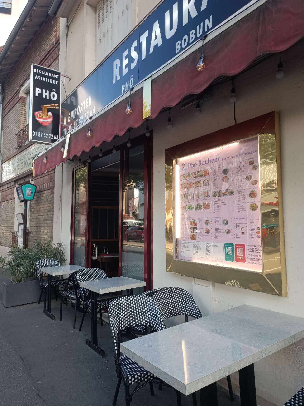 Devanture du restaurant Pho Bonheur avec ses lanternes