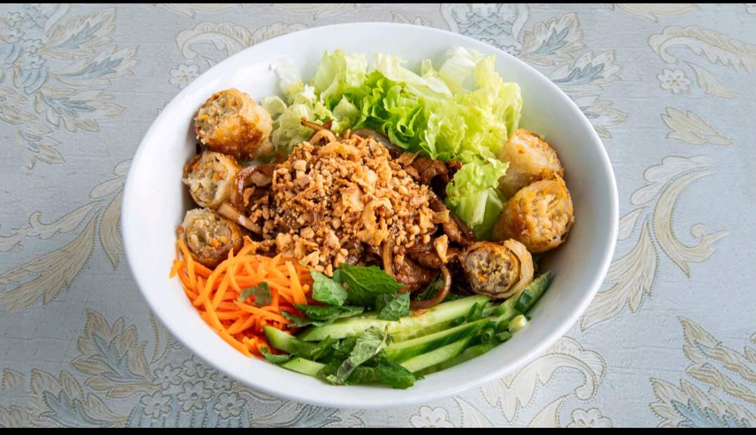 Bò bún au bœuf, nems, crudités et cacahuètes