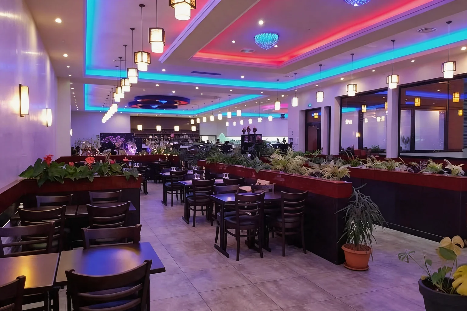 Salle avec plafond éclairé en bleu et rose, lanternes et jardinières.