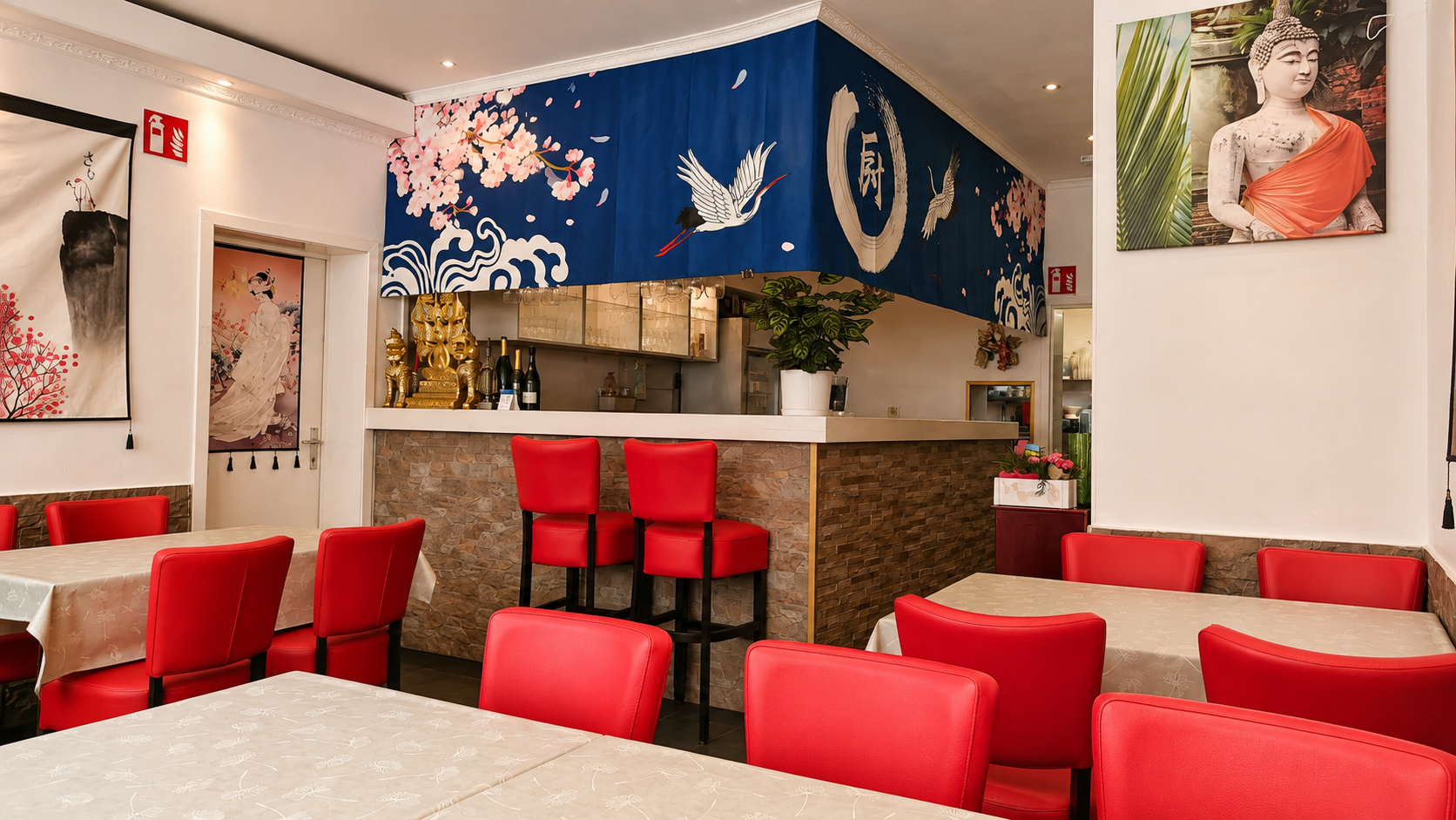 Interieur van Thaï Korat Restaurant met rode stoelen en een decoratieve wand