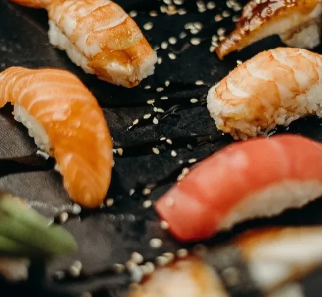 Assortiment sushi met zalm en tonijn