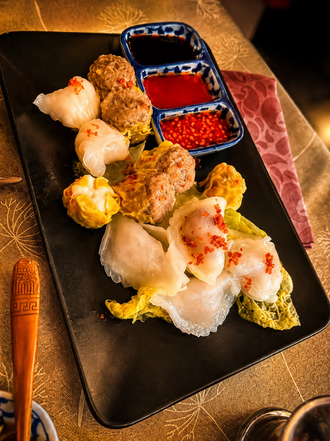 Assortiment dim sum met drie sauzen