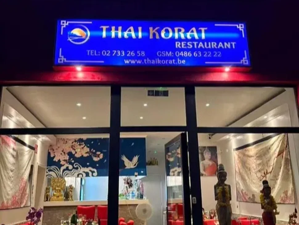 Verlichte ingang van Thaï Korat Restaurant