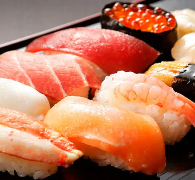 Sushiassortiment met zalm en tonijn