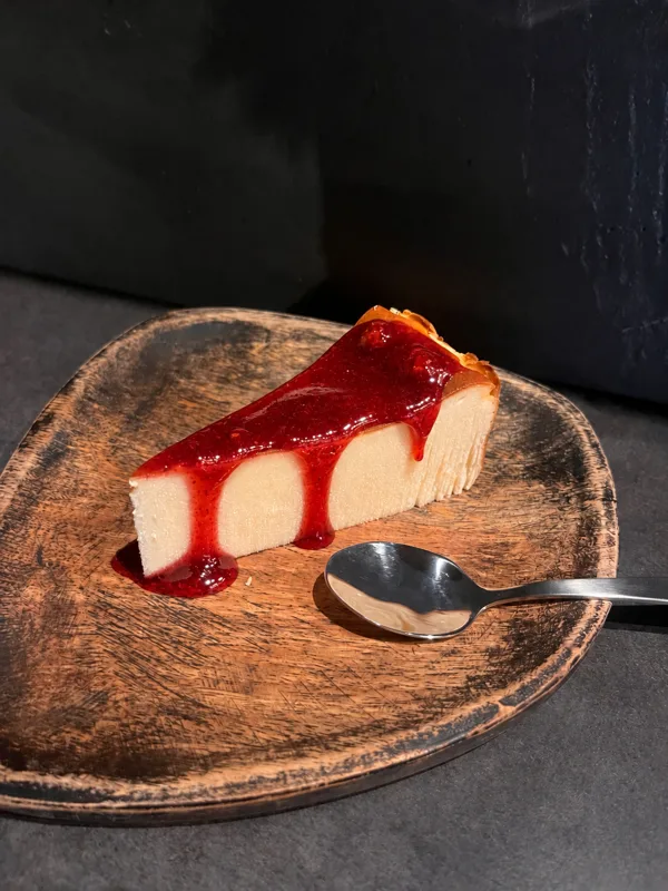 D7 CHEESECAKE BASQUE au coulis de fraise