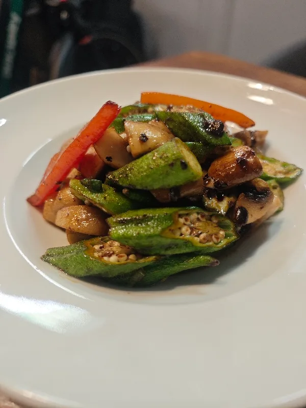Sauté de champignons paris et gombo 豉香口蘑焗秋葵。(nouveauté)