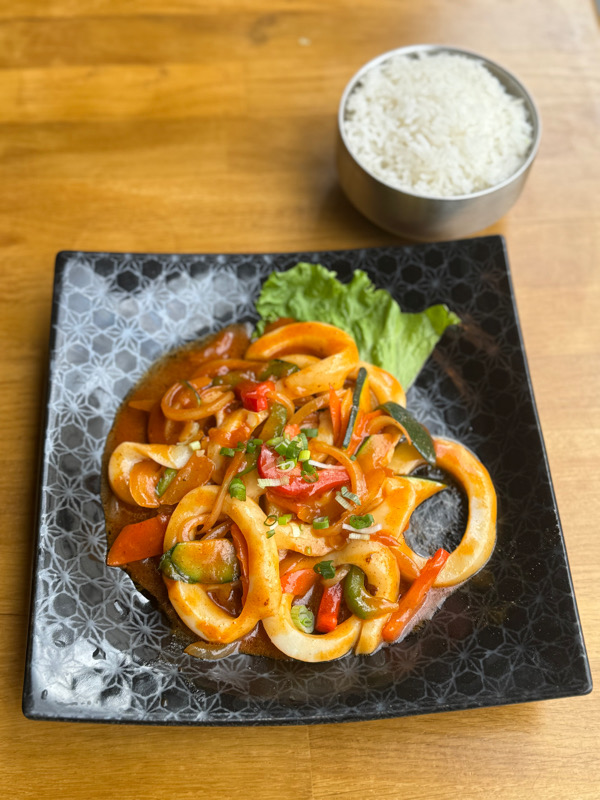 P2. Calamar sauté à la sauce piquante sur plaque chauffante