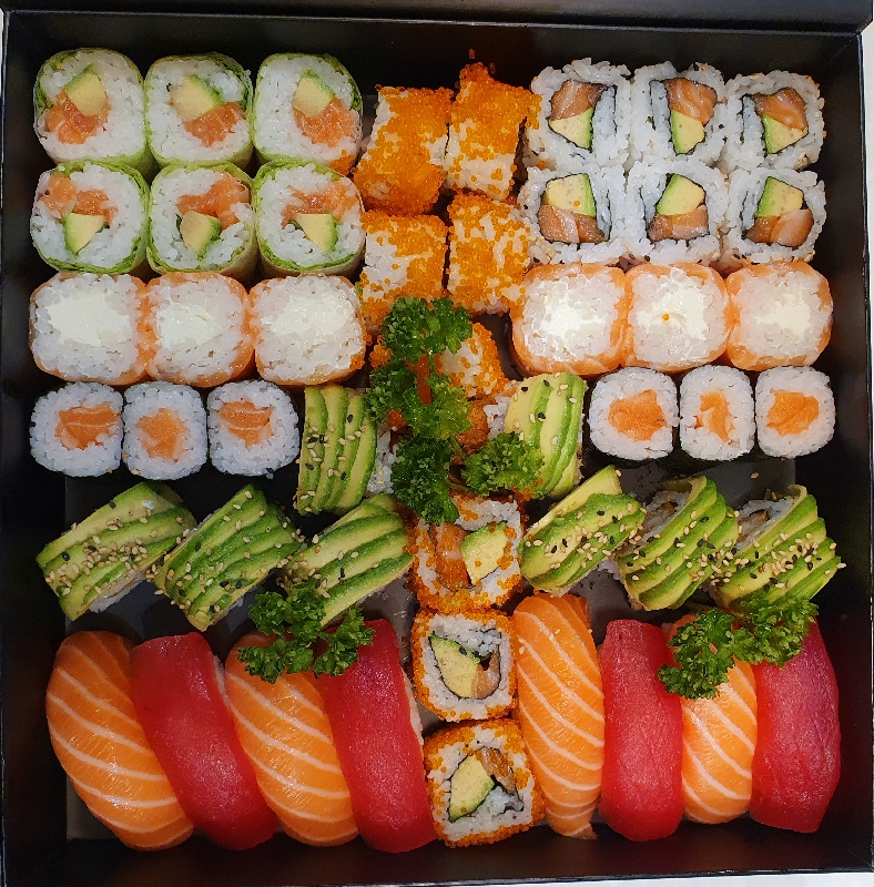 Sushi box à partager (uniquement pour le soir )