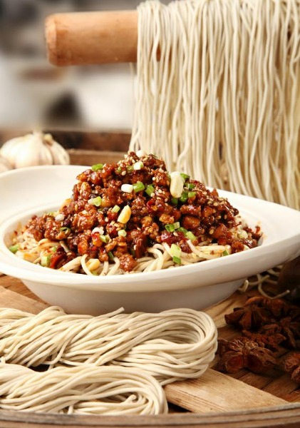 Fameuse sauce ZHA JIANG au porc mariné miso chinois fermenté aux poireaux frits baignés dans la sauce de soja et légumes de saison