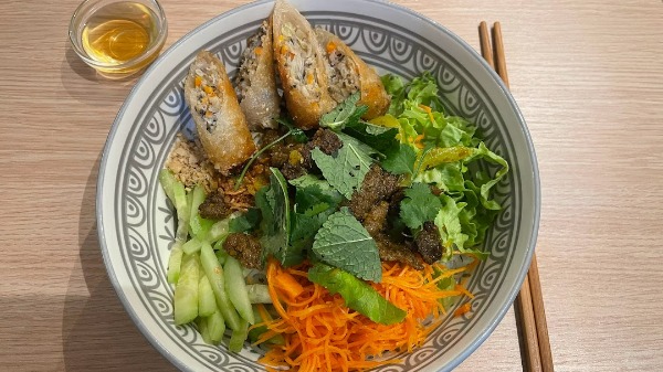 B1. Bo bun au boeuf sauté avec nêms au poulet