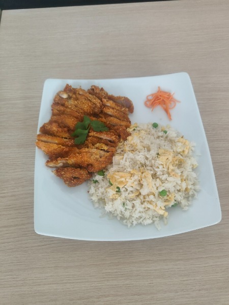 R2. Poulet croustillant du chef + riz sauté