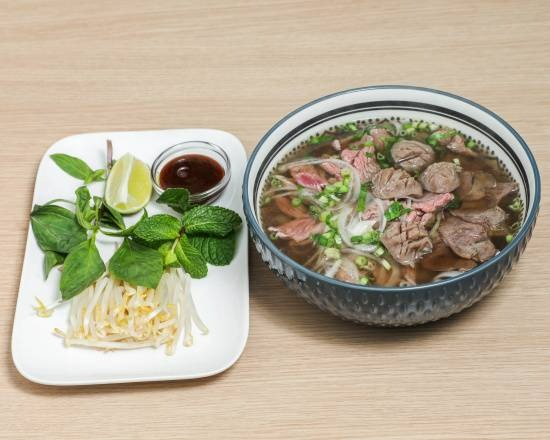 P1. Phô spécialité au boeuf et aux boulettes de boeuf