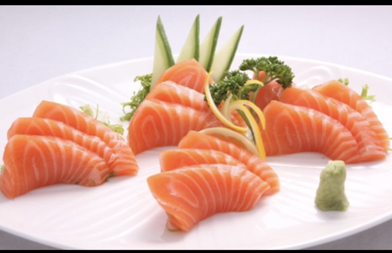 MS8 (1 soupe, 1 salade, 1 riz ,Petit Plateau de sashimi saumon (12pièces)