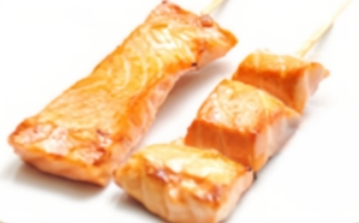 32. 2 brochettes de saumon