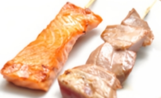 33. 2 brochettes : saumon et thon