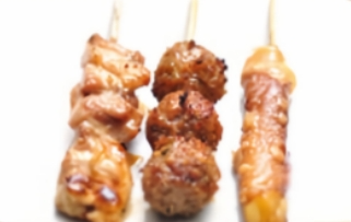 30. 3 brochettes : poulet boulette, fromage