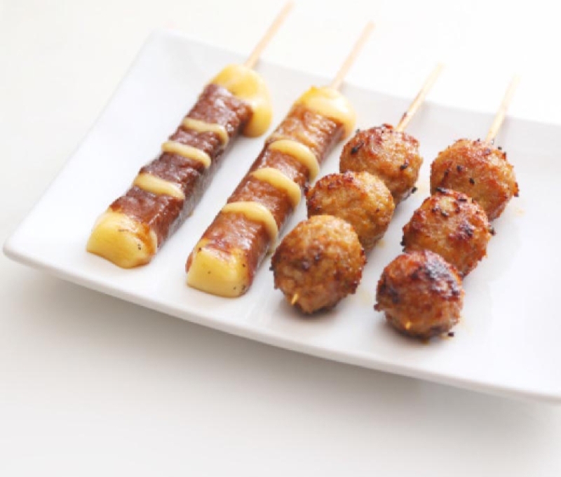 B2 1 soupe / 1 salade / 1 riz / 4 brochettes : 2 boulette paulet, 2 boeuf au fromage