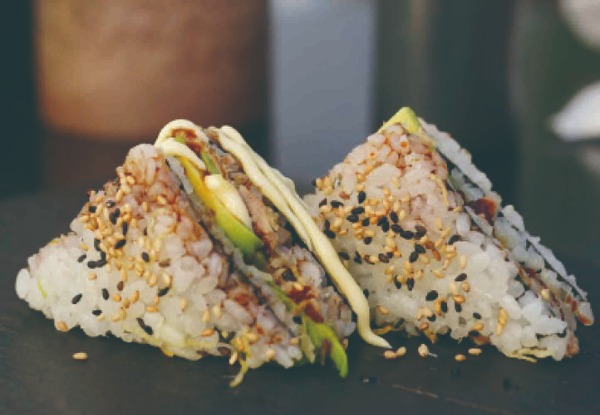 TR1. Sushi tramezzino con avocado , salmone cotto maionese,salsa teriyakie sesamo.