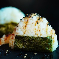ON3. Onigiri con salmone cotto