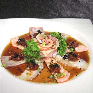 Ca1. Carpaccio misto scottato con pomodori secchi, olive e salsa dello chef