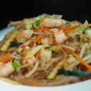 32B. Spaghetti di soia con gamberi e verdure