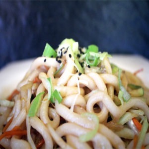35. Spaghetti udon saltati con verdure
